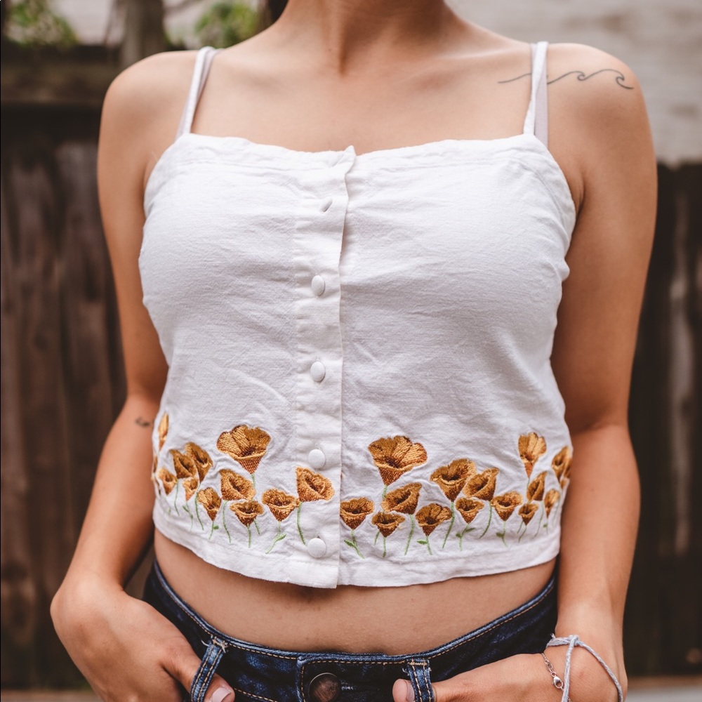 Cute floral crop top!🌼💛🌼
